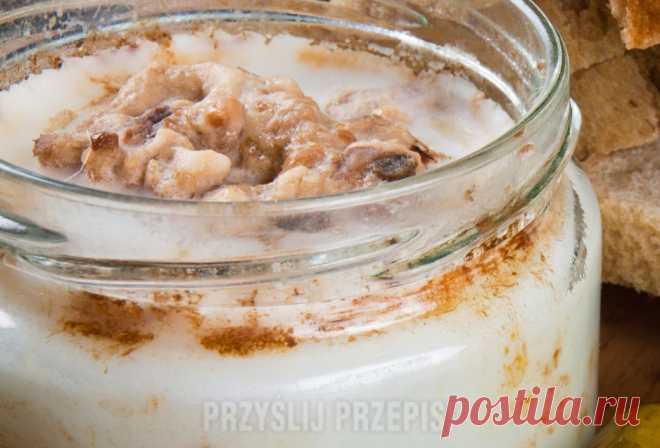 Smalec z pieczarkami jest kremowy i wyrazisty. Zetrzyjcie jeszcze 1 ważny składnik - PrzyslijPrzepis.pl