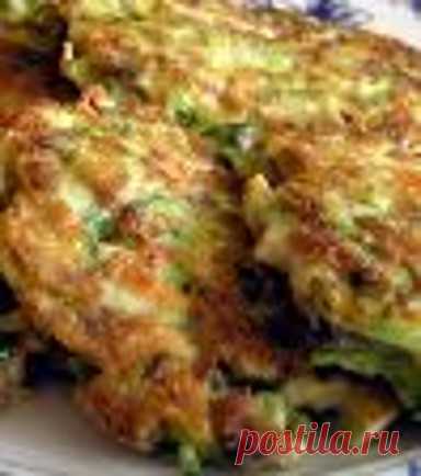 ОЛАДЬИ ИЗ КУРИНОЙ ГРУДКИ С КАБАЧКОМ