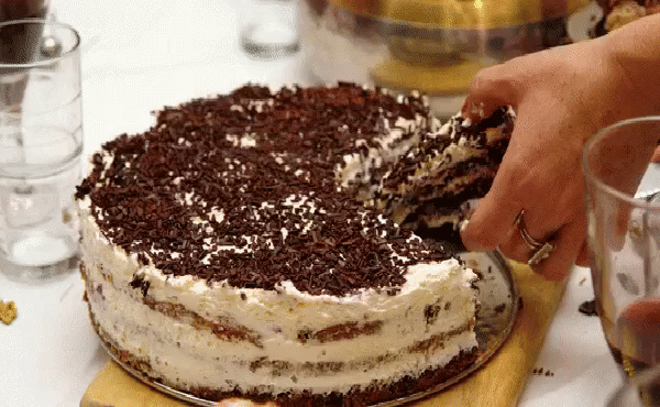 Самый простой рецепт  быстрого и вкусного торта!     
Печем его уже лет 20! Названия не знаю, нам этот рецепт дала мамина давняя сотрудница, поэтому у нас он под таким названием преподносится.