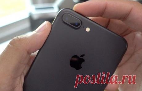 Пользователи iPhone 7 Plus пожаловались на «черный экран смерти» Некоторые пользователи флагманских смартфонов iPhone 7 Plus пожаловались на неожиданные проблемы с модулем камеры. Проблему окрестили в Сети «черным экраном смерти». В некоторых партиях iPhone 7 Plus присутствует дефект, связанный с работой камеры. Иногда при запуске фотоприложения пользователи видят черный экран, или же картинка приобретает неестественный зелёный или фиолетовый оттенок. «Сегодня камера в моем iPhone 7 Plus…