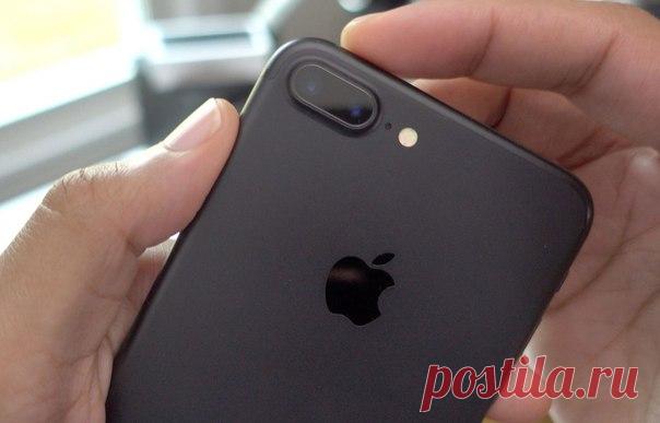 Пользователи iPhone 7 Plus пожаловались на «черный экран смерти» Некоторые пользователи флагманских смартфонов iPhone 7 Plus пожаловались на неожиданные проблемы с модулем камеры. Проблему окрестили в Сети «черным экраном смерти». В некоторых партиях iPhone 7 Plus присутствует дефект, связанный с работой камеры. Иногда при запуске фотоприложения пользователи видят черный экран, или же картинка приобретает неестественный зелёный или фиолетовый оттенок. «Сегодня камера в моем iPhone 7 Plus…