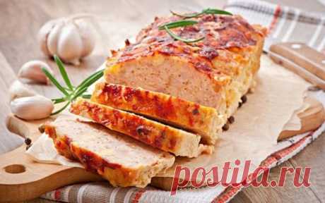 МЯСНОЙ БАТОН 
Ингредиенты: 
• 400 гр. свинины, 
• 300 гр. говядины, 
• 2 зубчика чеснока, 
• растительное масло, 
• 1 луковица, 
• 100 гр. шампиньонов, 
• щепотка сушёного базилика, 
• молоко, 
• 2 ломтика белого хлеба, 
• 2 яйца, 
• соль и перец по вкусу, 
• полоски бекона, 
• сушёный розмарин. 
Приготовление: 
1.Пропускаем через мясорубку 400 гр. свинины и 300 гр. говядины, добавляем 2 зубчика чеснока. 
2.Обжариваем в масле луковицу и 100 гр. шампиньонов до золотистого цвета, добавляем щепот