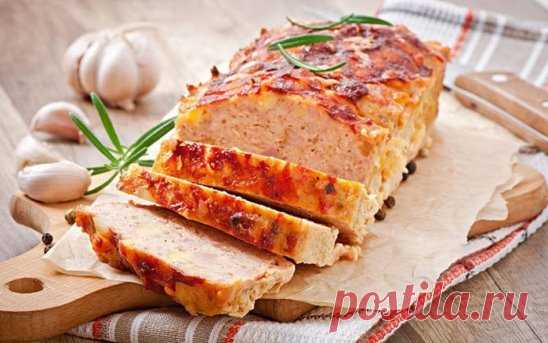 МЯСНОЙ БАТОН 
Ингредиенты: 
• 400 гр. свинины, 
• 300 гр. говядины, 
• 2 зубчика чеснока, 
• растительное масло, 
• 1 луковица, 
• 100 гр. шампиньонов, 
• щепотка сушёного базилика, 
• молоко, 
• 2 ломтика белого хлеба, 
• 2 яйца, 
• соль и перец по вкусу, 
• полоски бекона, 
• сушёный розмарин. 
Приготовление: 
1.Пропускаем через мясорубку 400 гр. свинины и 300 гр. говядины, добавляем 2 зубчика чеснока. 
2.Обжариваем в масле луковицу и 100 гр. шампиньонов до золотистого цвета, добавляем щепот