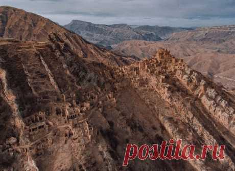 «В Гунибском районе Дагестана, на гребне горы Гамсутльмеэр, находится красивый аварский аул-призрак Гамсутль. Этот аул – одно из самых древних поселений на территории Дагестана», – пишет автор фото Гаджидадаев Мухтар: nat-geo.ru/community/user/163238/.