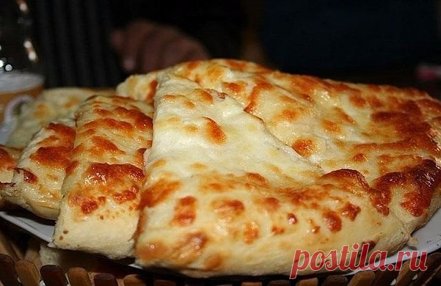 ХАЧАПУРИ - ТОТ САМЫЙ РЕЦЕПТ!
Тот самый рецепт, который точно получится вкусным и красивым.
- Сыр твердый (тертый) — 200 г
- Укроп (зелень ) — 100 г
- Яйцо куриное — 2 шт
- Сметана — 200 г
- Мука пшеничная — 2 ст. л.
- Масло растительное — 2 ст. л.
Выкладываем все продукты сразу: натертый сыр, два яйца, сметану, нашинкованую зелень укропа и две столовые ложки с большой горкой муки. 
Смешиваем ложкой до однородной массы, без фанатизма. Не нужно ничего взбивать.
В этом и сост...