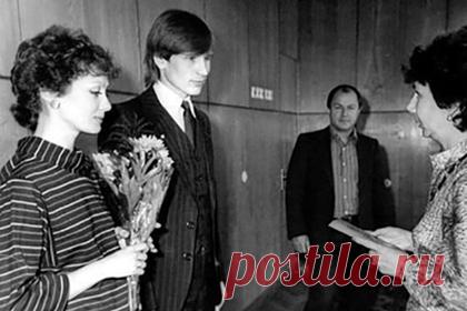 Бывшая жена певца Александра Малинина обвинила его в браке ради прописки. Певица Ольга Зарубина обвинила своего бывшего мужа артиста Александра Малинина в том, что он женился на ней ради московской прописки. Она также призналась, что из-за нежелания Малинина иметь с ней детей ей пришлось пойти на аборт. Нынешнюю жену певца Зарубина назвала психопаткой.