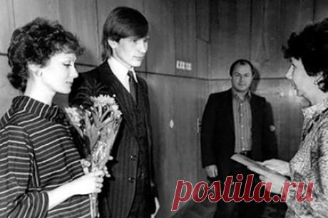 Бывшая жена певца Александра Малинина обвинила его в браке ради прописки. Певица Ольга Зарубина обвинила своего бывшего мужа артиста Александра Малинина в том, что он женился на ней ради московской прописки. Она также призналась, что из-за нежелания Малинина иметь с ней детей ей пришлось пойти на аборт. Нынешнюю жену певца Зарубина назвала психопаткой.