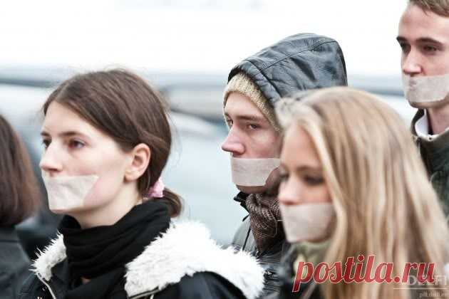«Терпение казахов на исходе»: Применим ли «метод Прибалтики»? В мессенджерах казахстанцев распространяется призыв отвечать на все вопросы по-казахски, чтобы расширить сферу применения государственного языка. Казахстан — не первая страна в постсоветском пространстве, граждане которой пытаются сделать это ненасильственными методами. Применим ли «метод Прибалтики» в реалиях Казахстана — рассуждают политолог Дос Кошим и писатель Канат Тасибеков, передает ИА «NewTimes.kz».