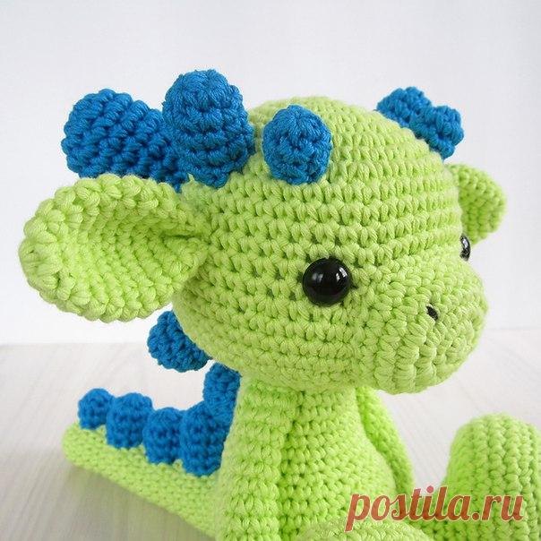 Динозаврик или Дракончик с голубыми шипами (сидячий)