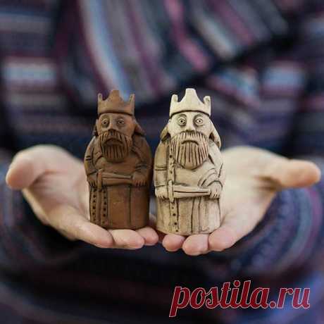 Шахматные короли, выполнены по мотивам шахмат острова Льюис.
#мыльцеваольга #myltsevaolga 
#kuklaart #куклаарт #ceramicsculpture #artceramics #ceramics #pottery #handmadeceramics #clay #claysculpture #clayart #art #chess #handmade #sculpture #artist #ceramic #керамика #арт #художниккерамист #гончарка #шахматы #скульптура