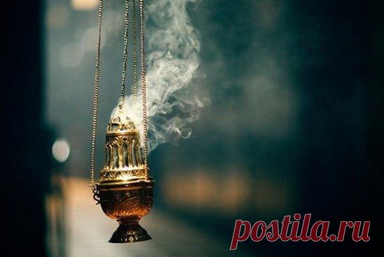 САМОСТОЯТЕЛЬНАЯ МОЛИТВА НА ОСВЯЩЕНИЕ ВСЯКОЙ ВЕЩИ
Традиция освящать место, где живет или трудится человек, появилась очень давно. 
Первоначально не было каких-то определенных канонов при освящении дома: или читалась молитва на освящение всякой вещи мирянином в доме, или бралась святая вода и ею кропили ей все, что считали нужным освятить. Впоследствии для этих целей стали приглашать священника. Ведь через священника в дом всходит Бог и нисходит благодать. Если вы хотите освятить квартиру или до