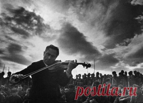 Профессор Московской консерватории П.Ильченко играет для солдат Южного фронта. РСФСР. С / Историческая справка