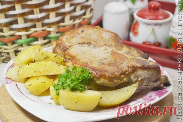 👌 Свиной антрекот на кости в духовке, запеченный с картошкой, рецепты с фото Вкусный рецепт Свиной антрекот на кости в духовке, запеченный с картошкой, пошаговый, с фото и отзывами 👍 Блюда из свинины, Антрекот, Блюда из перца, Блюда с оливками, Свинина в духовке