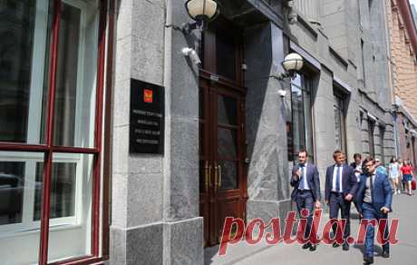 Минфин не планирует корректировать демпфер в нефтянке. Скорректированный демпфер на топливо начал работать в России с 1 мая, компании получают повышенные выплаты из бюджета