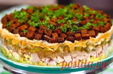 Салат "Пенек" 

Ингредиенты (22 см) 
2-3 шт. картофеля 
350 г мясо/язык/курица 
2 средние луковицы 
250 г марин. огурцов 
150 г сыра 
Соль/специи по вкусу 
Майонез / йогурт / сметана