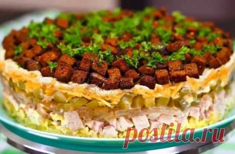 Салат "Пенек" 

Ингредиенты (22 см) 
2-3 шт. картофеля 
350 г мясо/язык/курица 
2 средние луковицы 
250 г марин. огурцов 
150 г сыра 
Соль/специи по вкусу 
Майонез / йогурт / сметана