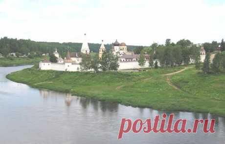 Свято-Успенский монастырь, 
                 однин из древнейших в нашей стране, основанном еще в XII веке, постоим у саркофага первого русского патриарха Иова. 2 июля 2010 года обитель отметила свое 900-летие. Торжественную службу в честь этого события провел патриарх Всея Руси Кирилл. На территории монастыря восстановлена купель, где в свободное время желающие могут совершить омовение.