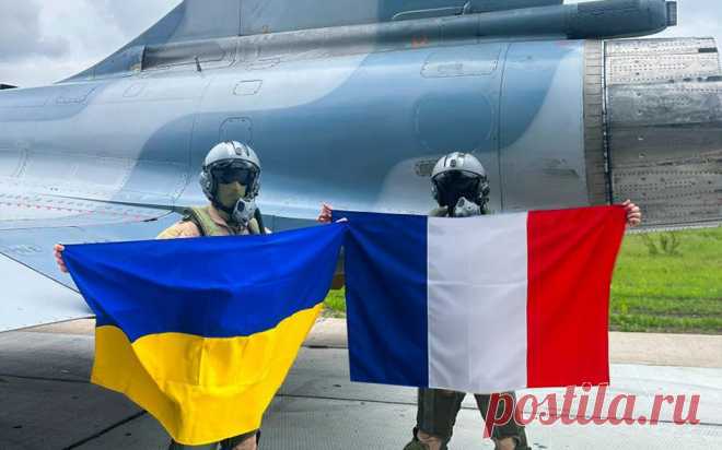 Истребители Франции начертили в небе над Черным морем украинский трезубец. Французские истребители Mirage 2000 совершили демонстрационный полет над Черным морем, их маршрут в небе напоминал трезубец, который изображен на гербе Украины (признан Минюстом нацистской символикой).