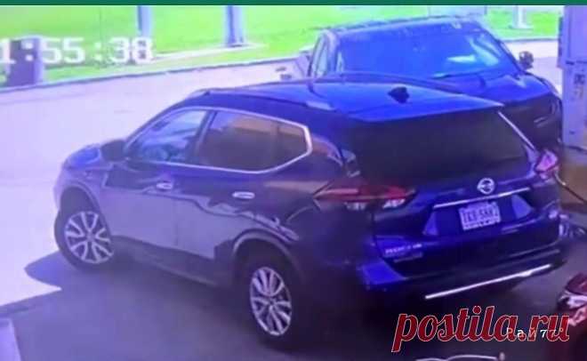 Автомобиль врезался в АЗС и едва не задавил автовладельца