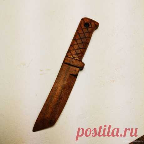 Ножик-брелок из обрезка Всем здравия. После создания мундштука из макоре у меня осталась одна деревяшечка. Я не люблю, когда у меня застаиваются обрезки, которые жаба душит выкинуть, поэтому я решил изготовить какой-нибудь брелок. Сначала я думал сделать мини-катану, так как мне нравится восточное клинковое оружие, но