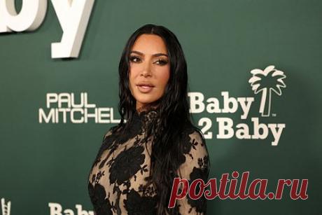 Десятилетняя дочь Ким Кардашьян высмеяла мать без макияжа на видео. Дочь телезвезды Ким Кардашьян и рэпера Канье Уэста Норт высмеяла мать без макияжа на видео. Десятилетняя девочка разместила ролик, на котором показала совместную с родительницей фотографию. На размещенном кадре запечатлена Норт и сама бизнесвумен. Видно, что на лице Кардашьян отсутствует косметика.