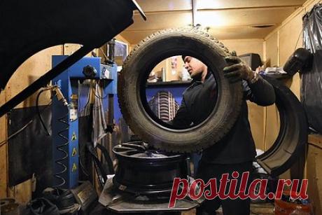 СберСтрахование и Rambler&amp;Co выявили мнение автовладельцев о безопасной езде. Каждый третий водитель меняет летнюю резину на зимнюю, лишь когда выпадает первый снег. При этом большинство автовладельцев (59 процентов сразу переобувают колеса, как только наступают заморозки. Такие результаты получили СберСтрахование и аналитики медиахолдинга Rambler&amp;Co в ходе опроса интернет-пользователей.