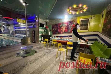 Российский ребенок найден мертвым в бассейне сауны. Десятилетний мальчик найден мертвым в бассейне в новосибирской сауне. Вечером 14 июня компания взрослых с детьми находилась в одной саун в Октябрьском районе российского города. В какой-то момент ребенка без признаков жизни обнаружили в чаше бассейна. Что именно с ним произошло, пока неизвестно.