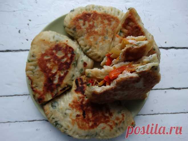 Картофельные лепёшки «Застёжки» - здоровские, мягкие и сочные - Пир во время езды У этих лепешек есть свое личное название – Застежки. Почему именно так их называют? Понятия не имею, но догадываюсь. Поделюсь исключительно своими соображениями, но, насколько они точные, я не знаю. На самом деле, лепешки готовятся с начинкой из сыра. Он во время выпекания подтаивает. И, когда мы откусываем кусочек этой нежной лепешки, сыр растягивается, словно […]