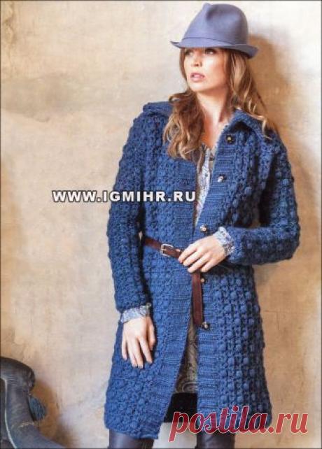 Теплое пальто синего цвета. Крючок