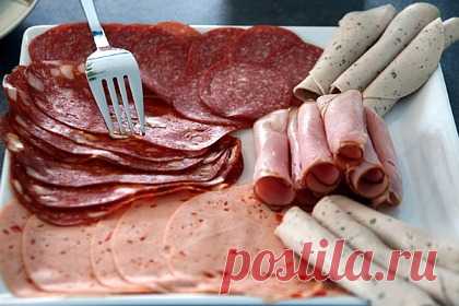 Диетолог назвала опасные для здоровья продукты на новогоднем столе. Кандидат медицинских наук, врач-гастроэнтеролог, диетолог Ирина Бережная назвала опасные для здоровья продукты на новогоднем столе. По ее словам, колбаса, мясные нарезки и икра содержат большое количество соли, которая задерживает воду в организме и может вызвать повышение артериального давления.