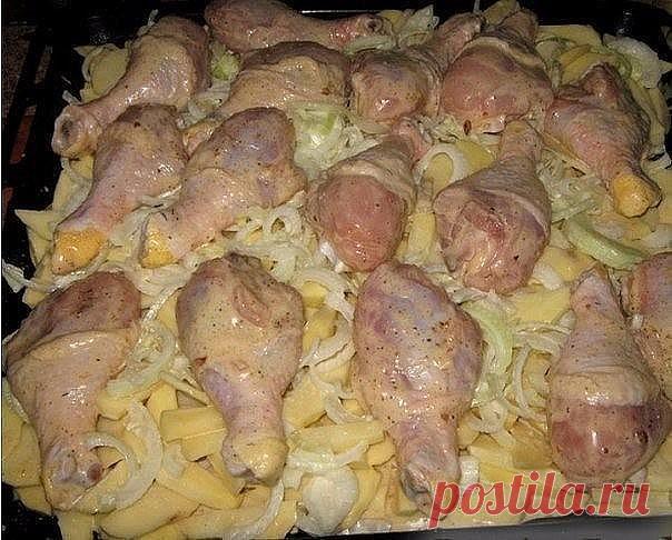 Слоеная картошка 

На все случаи жизни. Ни один мужчина не устоит!

Ингредиенты:

- Картофель - 20 шт.
- Лук - 3-4 шт.
- Мясо - сколько уйдет
- Сыр - 300-400 г
- Майонез - 2 упаковки
- Соль
- Специи
- Зелень

Приготовление:

Вместо курицы можно использовать свинину. Тогда порядок слоев немного меняется: картошка, мясо, лук.Нарезать лук полукольцами и замариновать его в майонезе. Нарезать картошку, посолить, замариновать в майонезе. Курицу (не поверите!) тоже замариновать в...