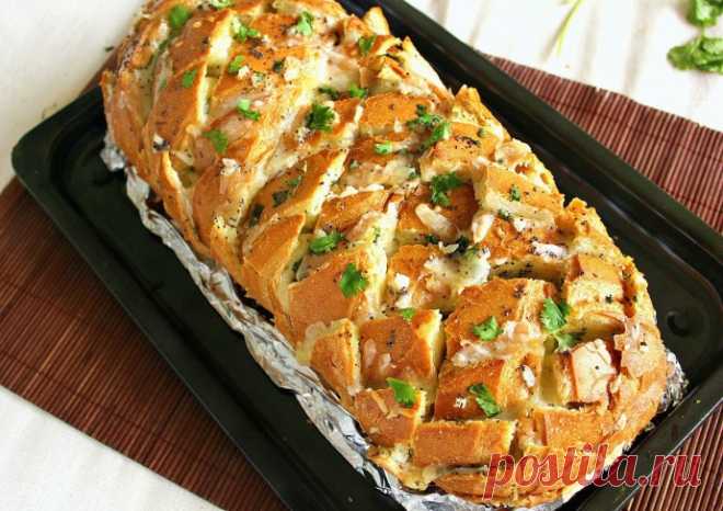 Хлеб, запеченный с сыром и зеленью