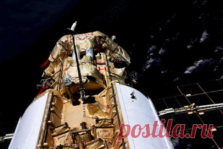 На МКС незапланированно включились двигатели российской «Науки». На пристыковавшемся к российскому сегменту Международной космической станции (МКС) многофункциональном лабораторном модуле (МЛМ) «Наука» незапланированно включились двигатели, сообщает РИА Новости, ссылаясь на данные переговоров космонавтов с Центром управления полетами (ЦУП).