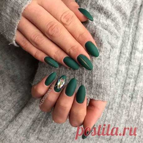 Красивый зеленый маникюр со стразами