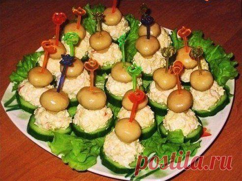 Закуска на шпажках "Грибная поляна"
Кружок огурца, затем шарик из салатной массы, сверху маринованный грибочек - всё это проткнуть шпажкой.
В салатную массу входят измельченные крабовые палочки, тертый сыр, мелко нарезанное яйцо и майонез (сметана).
Очень красивая и вкусная закуска.
•••подробнее
