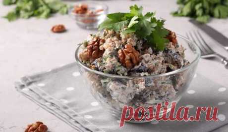 Салат из баклажанов по-грузински - БУДЕТ ВКУСНО! - медиаплатформа МирТесен Терпкие грецкие орехи и пряная кинза шикарно дополняют вкус обжаренных овощей. А чеснок и ароматные специи придают блюду пикантные нотки. Приготовление Баклажаны нарежьте небольшими кубиками и посолите. Обжарьте в 2–3 приёма на масле до золотистой корочки — на это уйдёт 5–6 минут. Грецкие орехи и