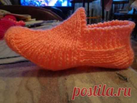 ТАПОЧКИ
Набрать 3 петли 1 ряд : кром, накид, изн, накид, кром. 2 ряд : кром, изн, накид, лиц, накид, изн, кром. 3 ряд : кром, лиц, изн, нак, изн, нак, изн, лиц, кром. 4 ряд : кром, изн, лиц, изн, нак, лиц, нак, изн, лиц, изн, кром. 5 ряд: кром; лиц; изн; лиц; изн; нак; изн; нак; изн; лиц; изн; лиц; кром. Накиды провязываются всегда изнаночной петлей . Верх вяжется резинкой 1х1 У меня на спицах получилось 73 петли. Последний раз накиды делала с изнаночной стороны . Делим на...