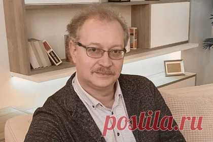 Ведущий Первого канала предупредил об опасности детских кроваток. Врач и один из ведущих программы «Жить здорово!» на Первом канале Андрей Продеус развеял популярный миф о том, какой должна быть кроватка для младенца. Он также рассказал о том, как правильно подготовить место для детского сна, и предупредил, чем могут быть опасны кроватки, выставленные на витринах магазинов.