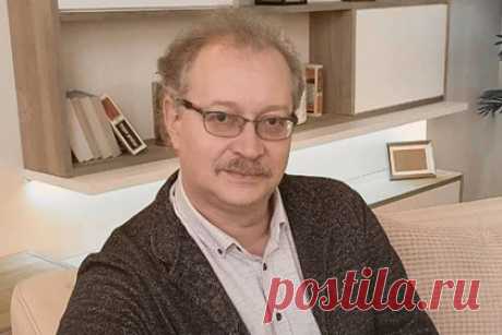 Ведущий Первого канала предупредил об опасности детских кроваток. Врач и один из ведущих программы «Жить здорово!» на Первом канале Андрей Продеус развеял популярный миф о том, какой должна быть кроватка для младенца. Он также рассказал о том, как правильно подготовить место для детского сна, и предупредил, чем могут быть опасны кроватки, выставленные на витринах магазинов.