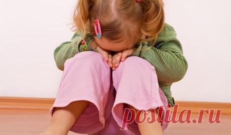 7 САМЫХ РАСПРОСТРАНЕННЫХ ДЕТСКИХ ЖАЛОБ И КАК НА НИХ РЕАГИРОВАТЬ  

Жалоба №1. На усталость 

Варианты: «Я устал», «Я больше не могу» - и так целый день, независимо от того, сколько времени прошло после отдыха. 
Тайный смысл жалобы: Жалуясь на усталость, ребенок констатирует факт и ждет от вас соответствующей реакции. Если вы слишком увлечены каким-то делом – таким образом, он может пытаться привлечь ваше внимание. Если вы наоборот чрезмерно загружаете его – жалуясь на уста...