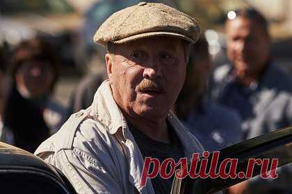 Известный российский актер высказался о недостатках Москвы. Актер Владимир Стеклов признался, что в Москве его раздражают большое количество гаражей и недостаточная ухоженность. Он рассказал, что переехал в столицу в 1981 году после того, как его заметили на гастролях в Малом театре. Он отметил, что в советские годы большую роль играло наличие московской прописки.