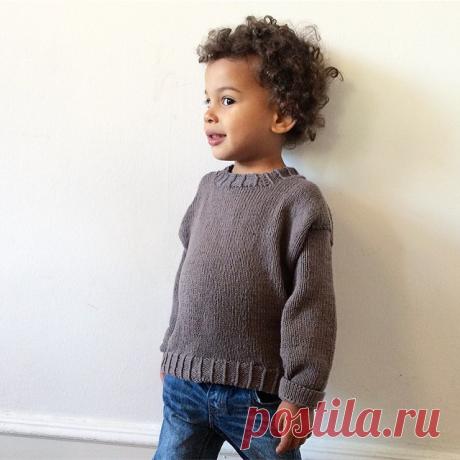 Viggo Sweater.
Pattern available in Danish at www.knittingforolive.dk
#viggobluse #viggosweater #guttestrikk #basicwear #knittingforolivescottoncashmere #cottonhintofcashmere #knittingforolive