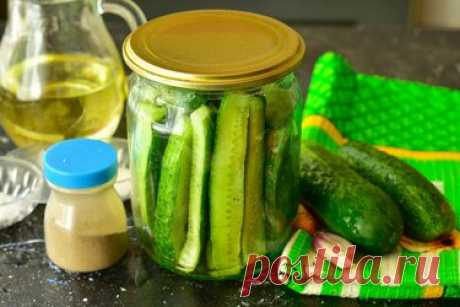Огурцы «Бомба» с тертым чесноком — вкусная заготовка на зиму Огурцы «Бомба» с тертым чесноком получаются очень вкусными и оригинальными. Именно поэтому, они и имеют такое название. Готовить же закуску довольно просто, ингредиенты вполне доступные и обычные, скорее всего они есть на кухне у каждой хозяйки. Хранить готовые огурцы можно в банке в холодильнике, а можно их простерилизовать минут 9 и закупорить на зиму в банки. Для приготовления лучше использовать молодые огурцы...