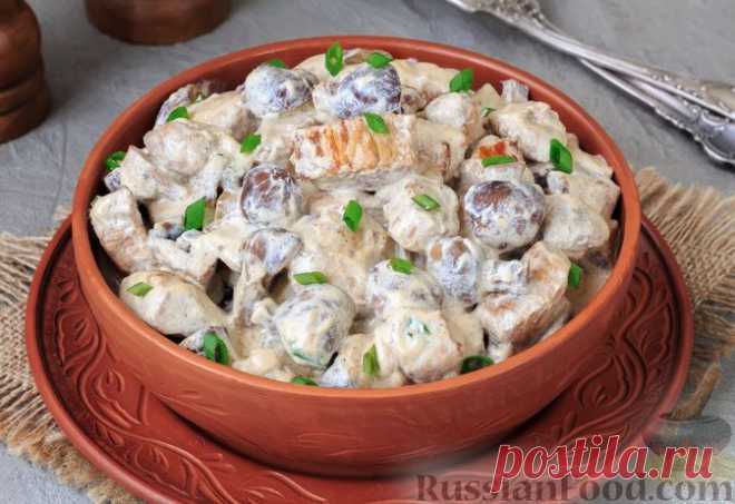 Рецепт: Свинина, тушенная с грибами, в сметанном соусе на RussianFood.com