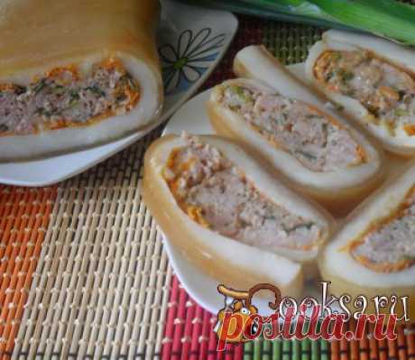 Рулет &quot;Крестьянский&quot; Вкусная, красивая мясная закуска из сала и фарша. Фарш свино-говяжий (или говяжий) — 350 г; Сало свиное (свежее, тонкий пласт со шкурой) — 350-400 г; Морковь — 1 шт; Желатин — 10 г; Перец черный (молотый; по вкусу) ; Приправа (для фарша; по вкусу) ; Чеснок — 3-4 зуб.; Соль (по вкусу) ; Зеленый лук — 30 г; Кориандр (молотый; по вкусу) ;