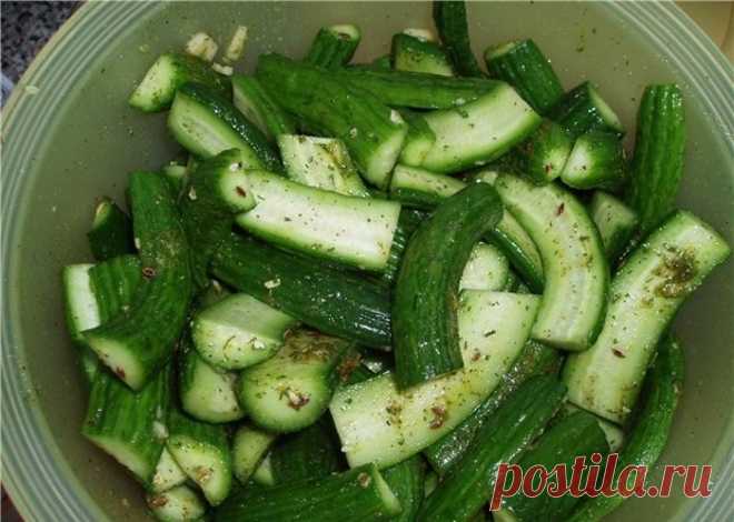 Секретный рецепт обалденных огурцов «Пальчики оближешь» 
Вкусно, просто пальчики оближешь! Эти маринованные огурчики имеют просто изумительный вкус.

Ингредиенты:

огурцы — 4 кг
зелень петрушки — 1 пучок
подсолнечное масло — 200-грамм
столовый уксус 9 % — …