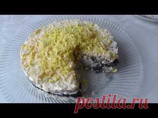 Салат с грибами и курицей - Классический рецепт РецептКурица - 300 грГрибы - 300 грЛук - 1 штЯйцо - 4-5 штСыр =250Яблоко = 2штМайонез по вкусу
