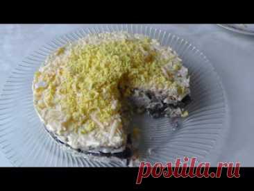 Салат с грибами и курицей - Классический рецепт РецептКурица - 300 грГрибы - 300 грЛук - 1 штЯйцо - 4-5 штСыр =250Яблоко = 2штМайонез по вкусу