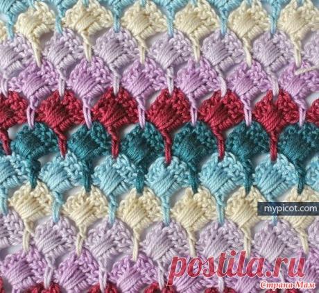 Красивый узор крючком Красивый узор крючком отличается тем, что одинаково хорош как однотонном, так и в разноцветном варианте. К тому же он плотный - и в таких вещах будет тепло зимой.