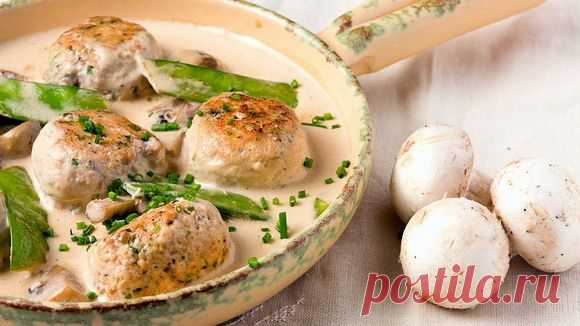 Грибные тефтели
Грибные тефтели — вегетарианское блюдо и просто вкуснятина. Готовить совсем несложно, на гарнир лучше всего подойдет картофельное пюре.